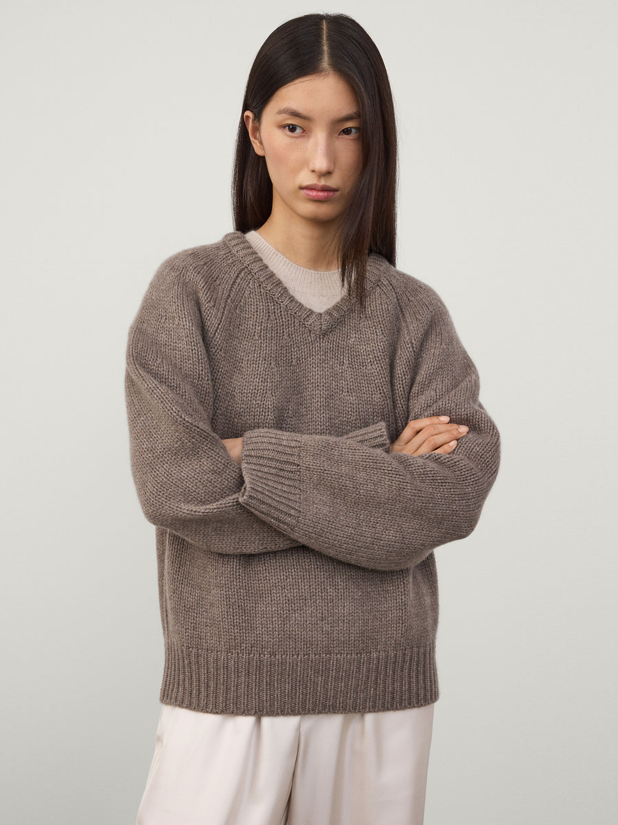 bibiy  GISEL LESEIL OLKNIT ニット LISAYANG_AW25_RESHOOT_OIA_SWEA