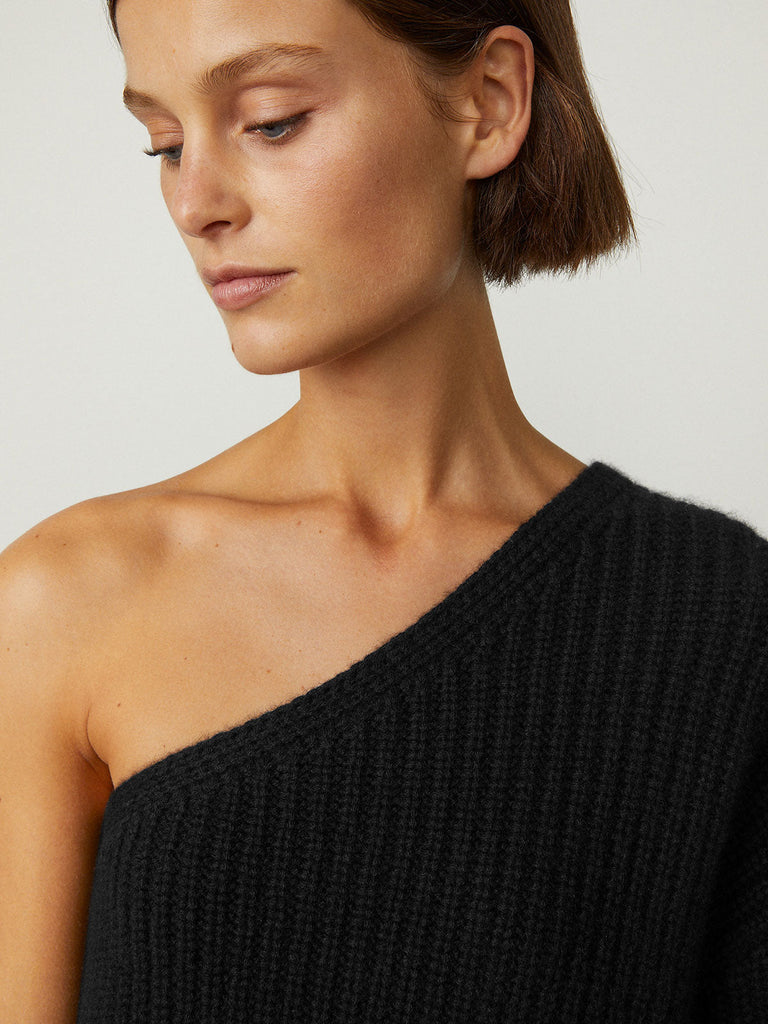 Margit Sweater Black | Lisa Yang | Black off-shoulder sweater in 100% cashmere