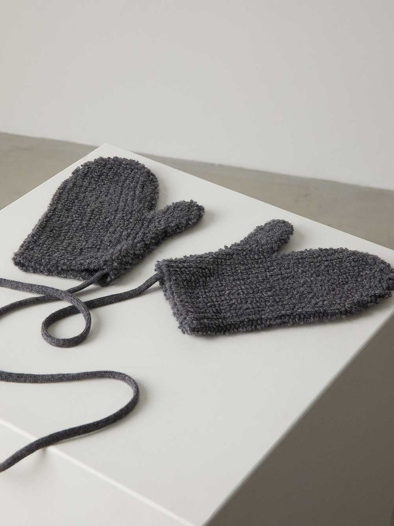 Montana Mittens Graphite | Lisa Yang | Dark grey mittens gloves in 100% cashmere