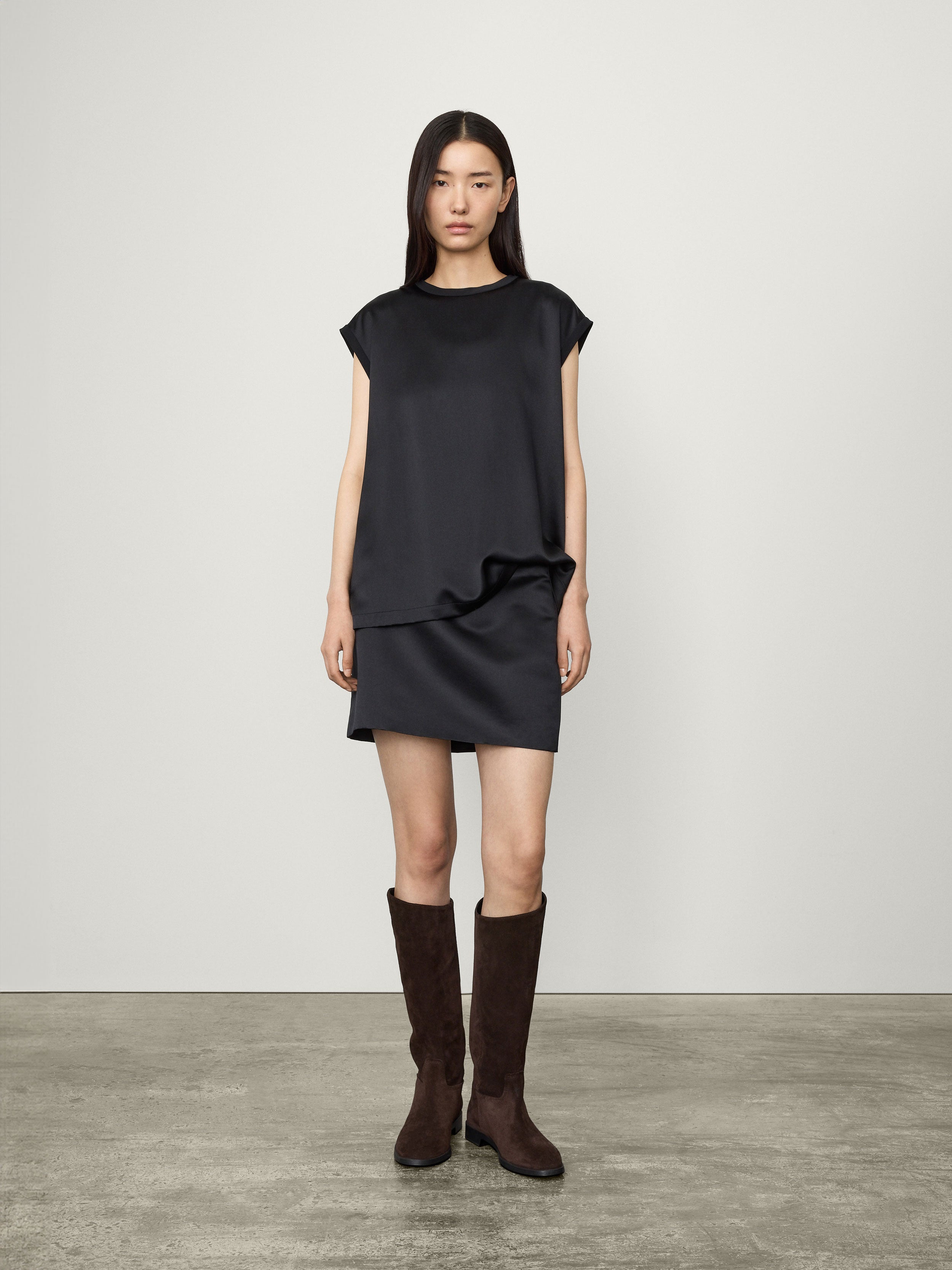 Round Neck Sleeveless Top – LISA YANG