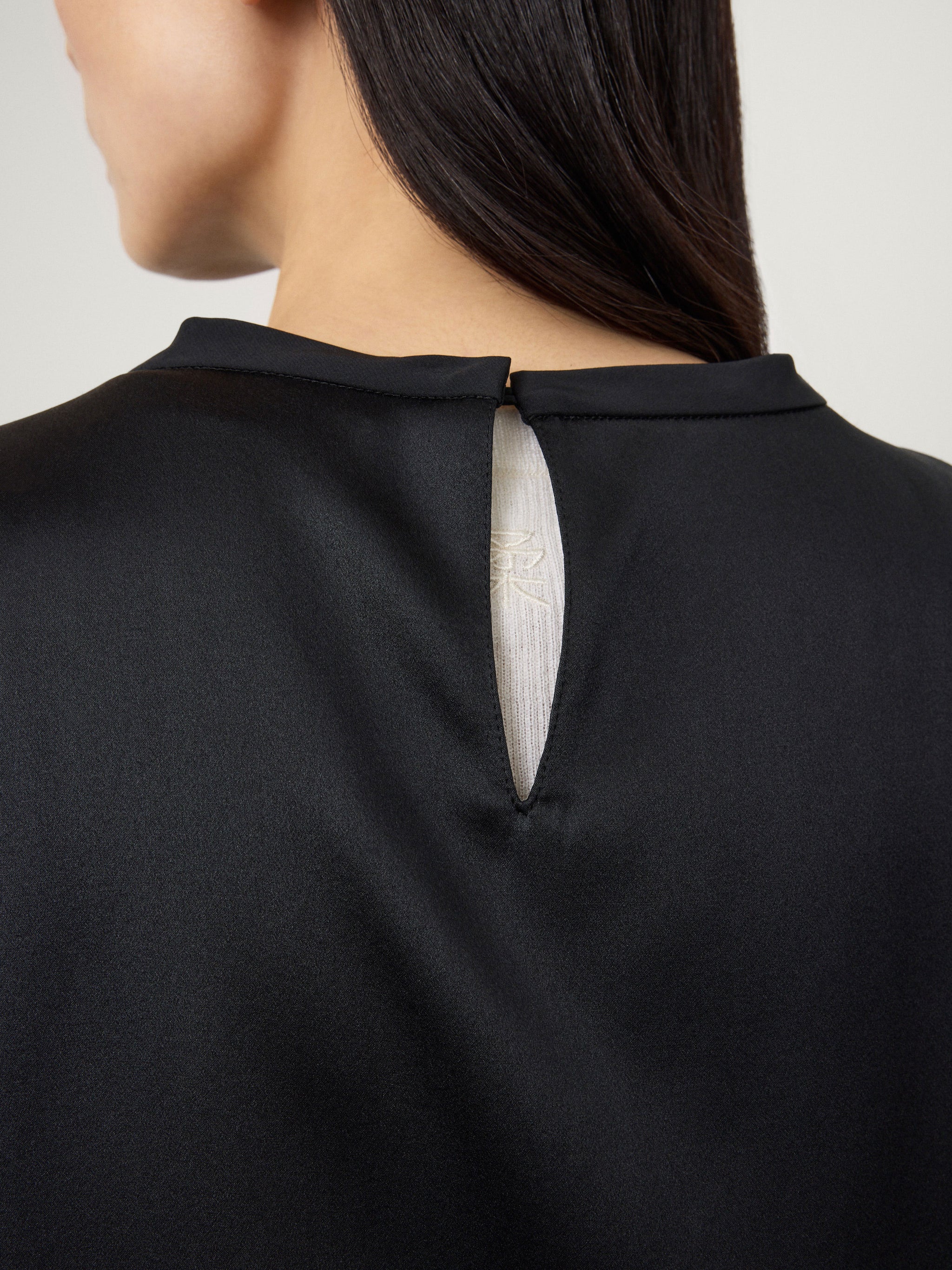 Round Neck Sleeveless Top – LISA YANG