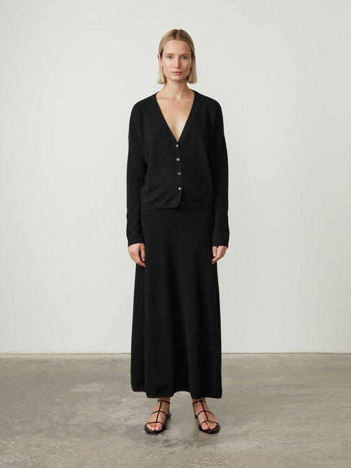Abby Cardigan Black | Lisa Yang | Black v-neck cardigan in 100% cashmere