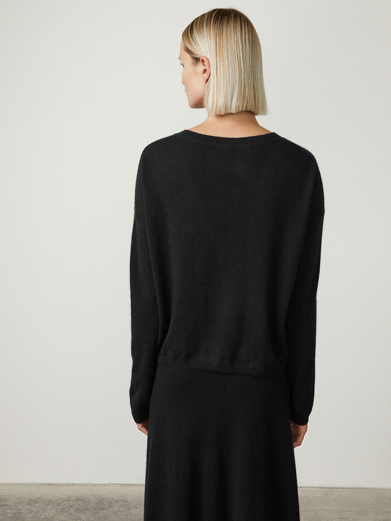 Abby Cardigan Black | Lisa Yang | Black v-neck cardigan in 100% cashmere