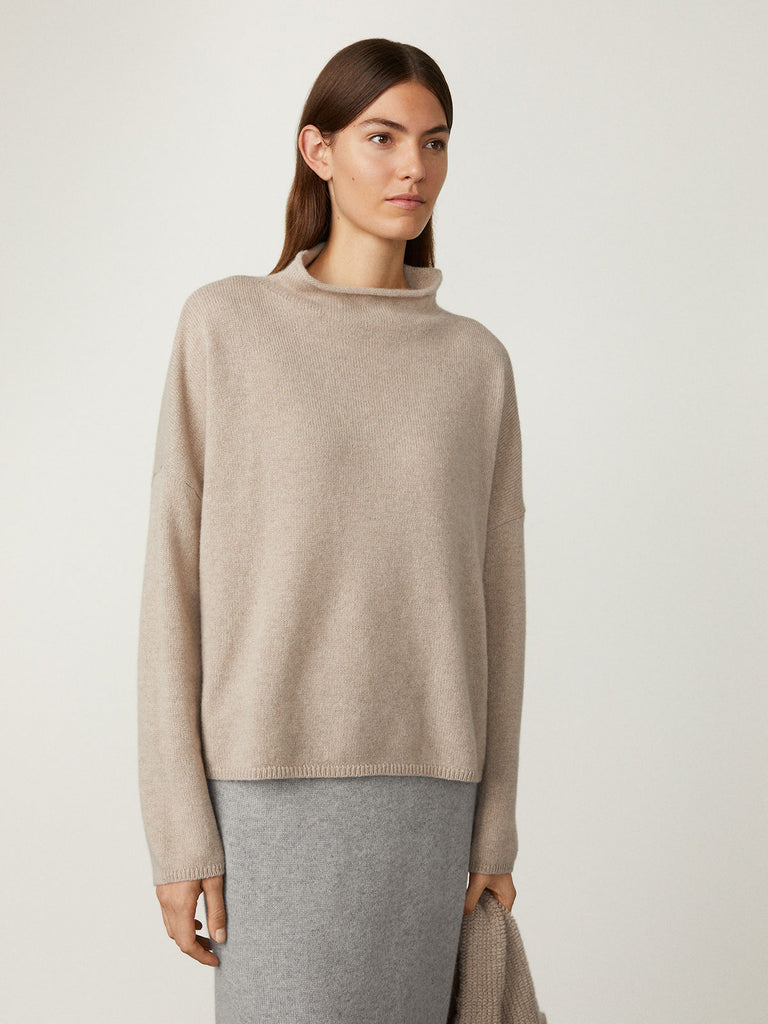 Sandy Sweater Sand | Lisa Yang | Beige high neck sweater in 100% cashmere