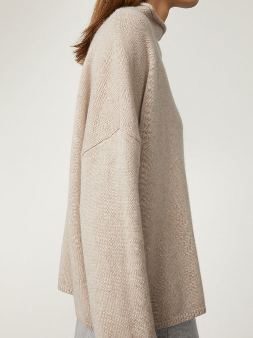 Sandy Sweater Sand | Lisa Yang | Beige high neck sweater in 100% cashmere