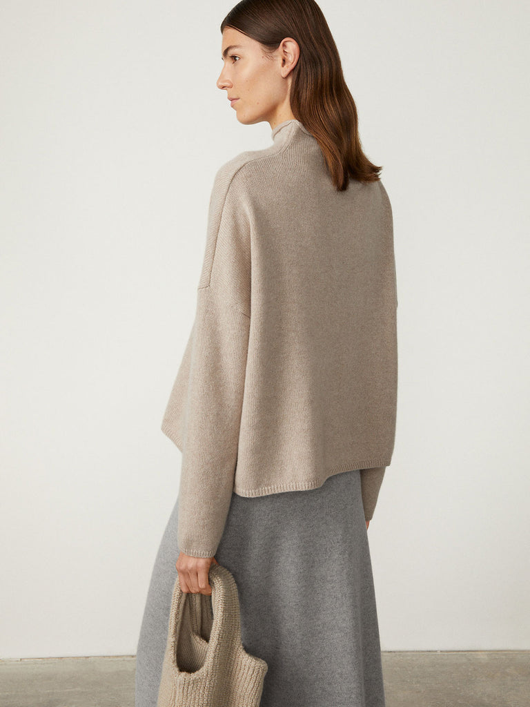 Sandy Sweater Sand | Lisa Yang | Beige high neck sweater in 100% cashmere