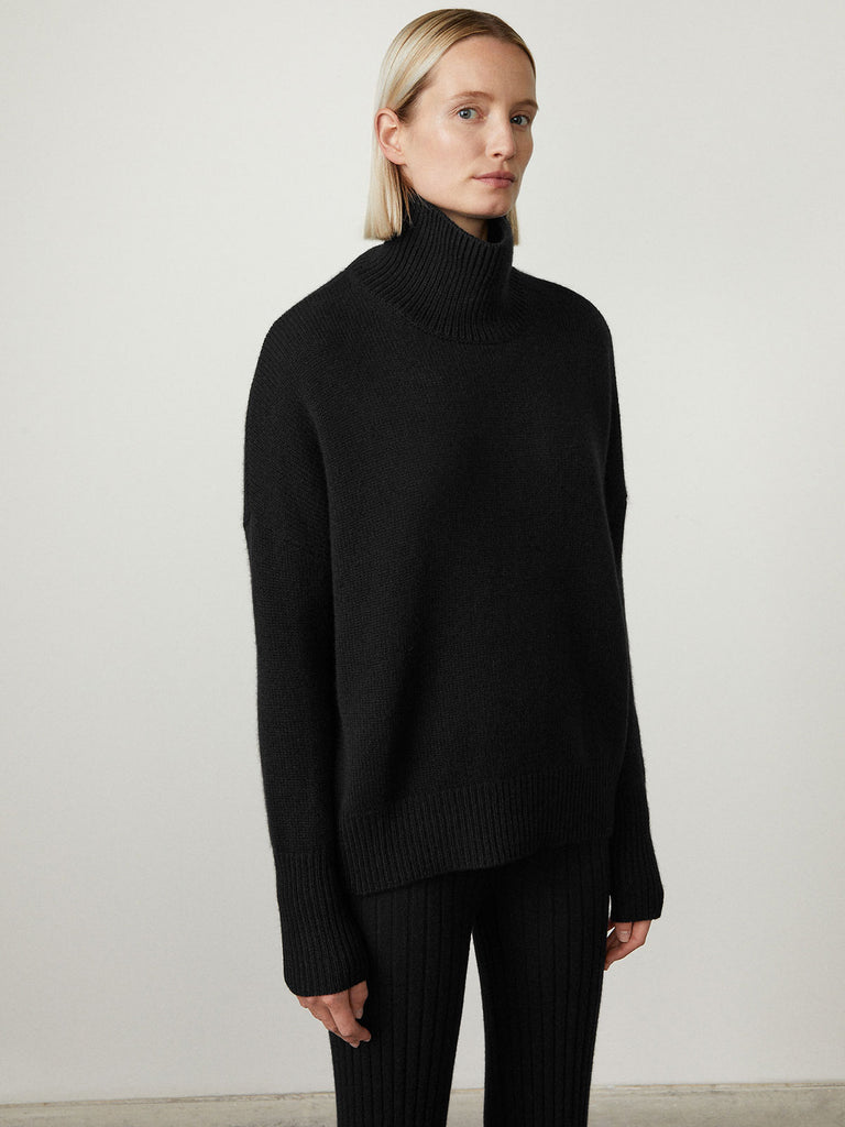 Heidi Sweater Black | Lisa Yang | Black high neck sweater in 100% cashmere