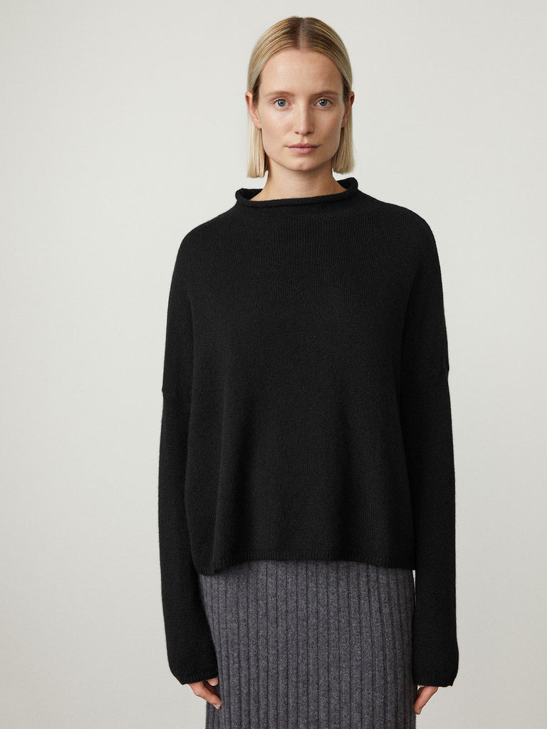 Sandy Sweater Black | Lisa Yang | Black high neck sweater in 100% cashmere