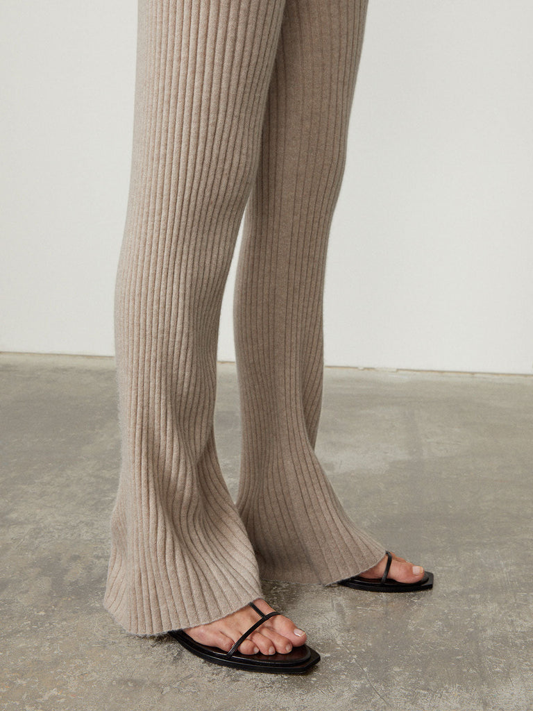 Delia Trousers Sand | Lisa Yang | Beige ribbed trousers in 100% cashmere