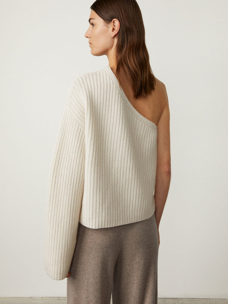 Margit Sweater Cream | Lisa Yang | White off-shoulder sweater in 100% cashmere