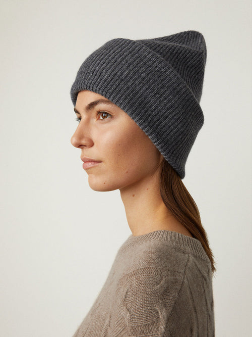 Stockholm Hat Graphite | Lisa Yang | Dark grey hat in 100% cashmere