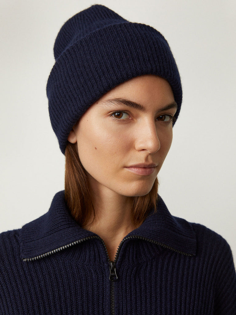Stockholm Hat Navy | Lisa Yang | Dark blue hat in 100% cashmere