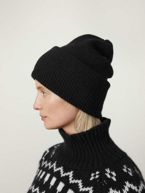 Stockholm Hat Black | Lisa Yang | Black hat in 100% cashmere