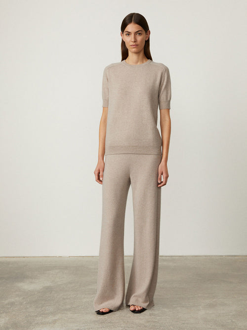 Kenza Tee Sand | Lisa Yang | Beige t-shirt in 100% cashmere