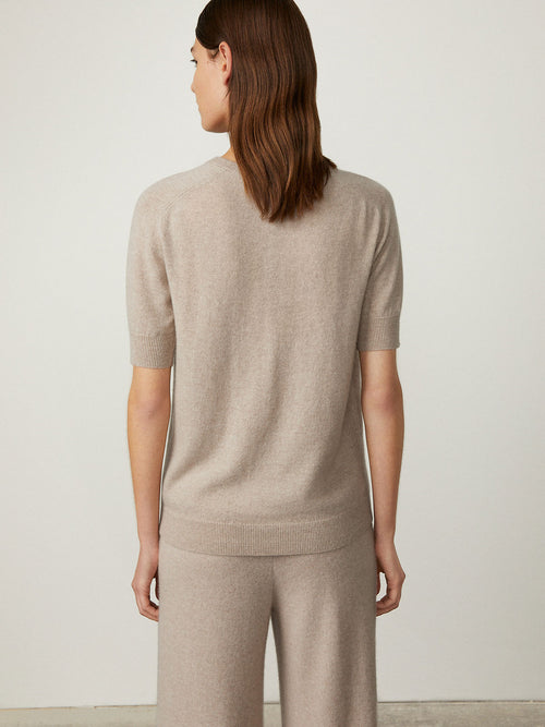 Kenza Tee Sand | Lisa Yang | Beige t-shirt in 100% cashmere