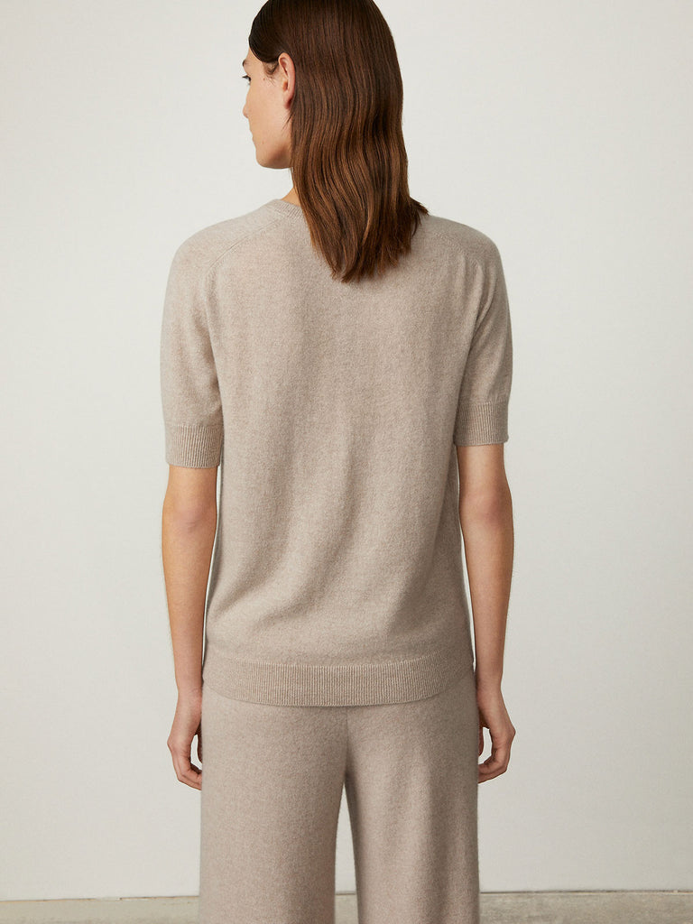 Kenza Tee Sand | Lisa Yang | Beige t-shirt in 100% cashmere