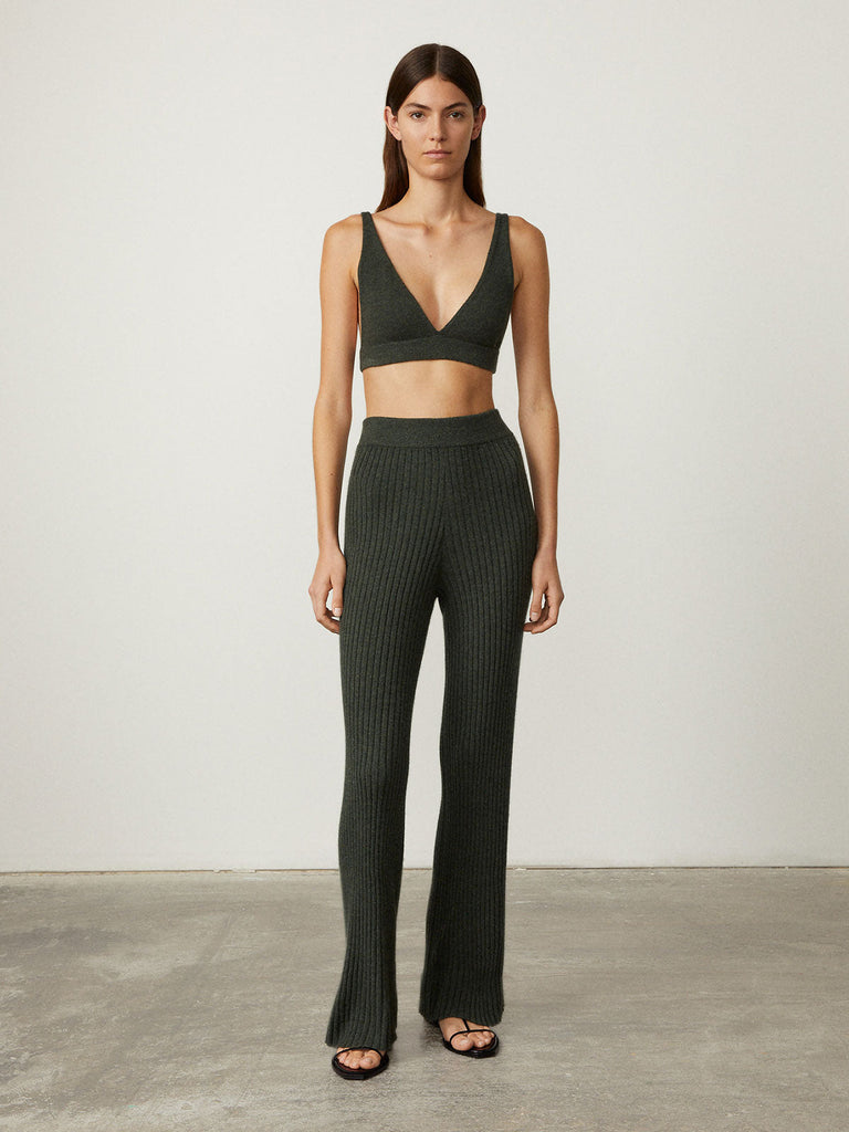 Delia Trousers Olive | Lisa Yang | Dark green ribbed trousers in 100% cashmere