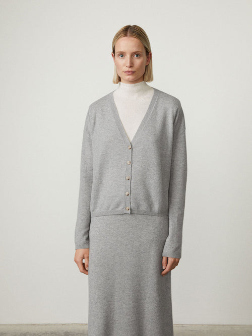 Abby Cardigan Dove Grey | Lisa Yang | Light grey v-neck cardigan in 100% cashmere