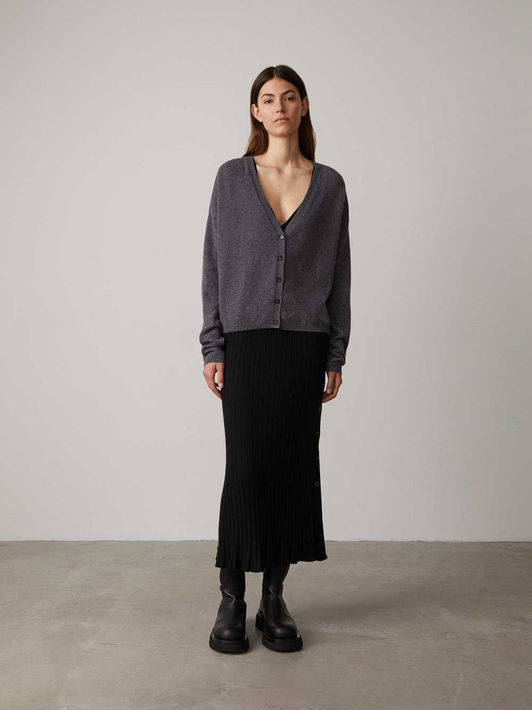 Abby Cardigan Graphite | Lisa Yang | Dark grey v-neck cardigan in 100% cashmere