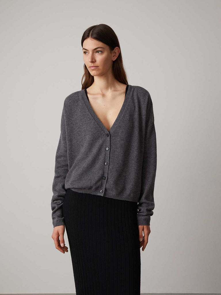 Abby Cardigan Graphite | Lisa Yang | Dark grey v-neck cardigan in 100% cashmere