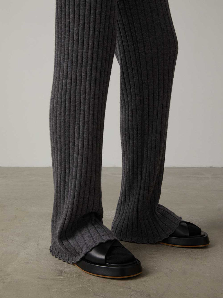 Karen Trousers Graphite | Lisa Yang | Dark grey ribbed trousers in 100% cashmere