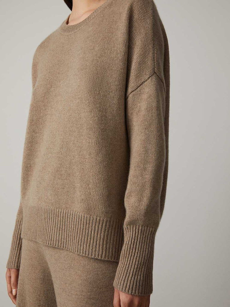 Mila Sweater Mole | Lisa Yang | Beige brown sweater in 100% cashmere