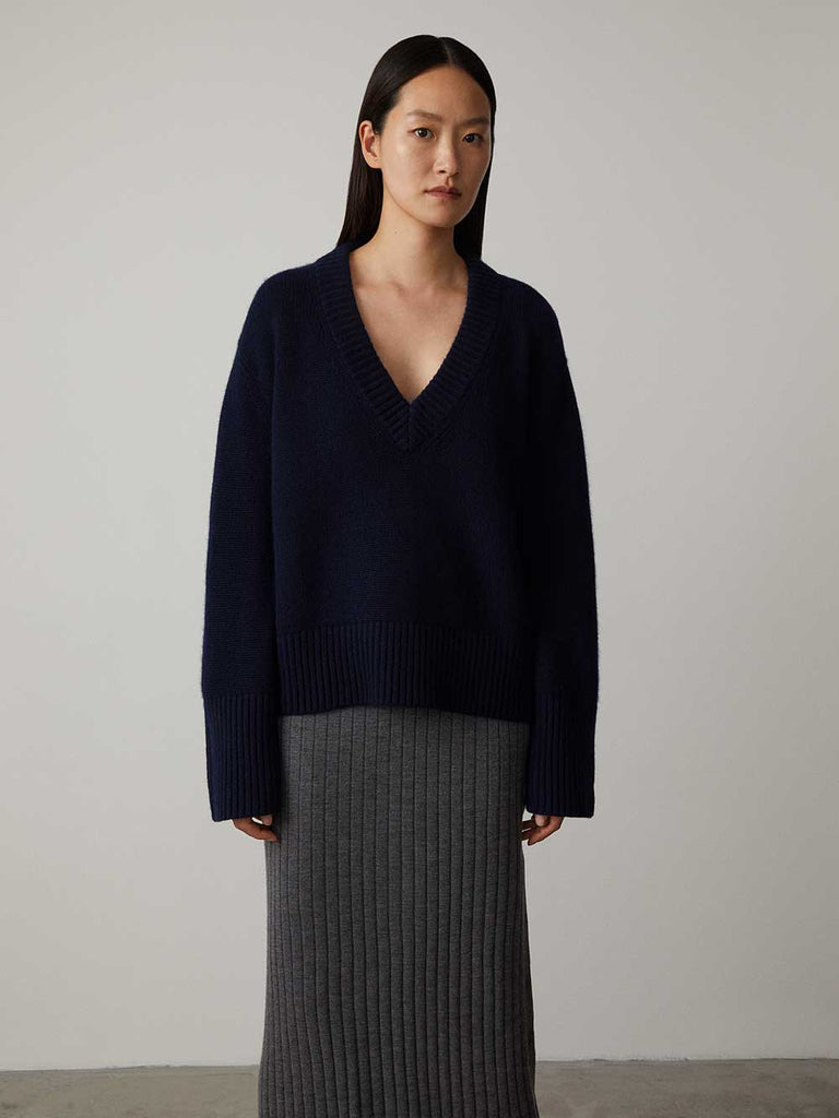 Aletta Sweater Navy | Lisa Yang | Dark blue v-neck sweater in 100% cashmere