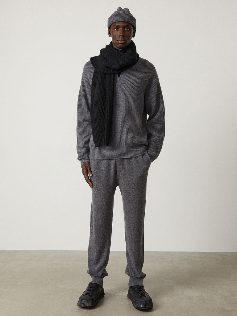 Beaumont Trousers Graphite | Lisa Yang | Dark grey trousers bottoms in 100% cashmere
