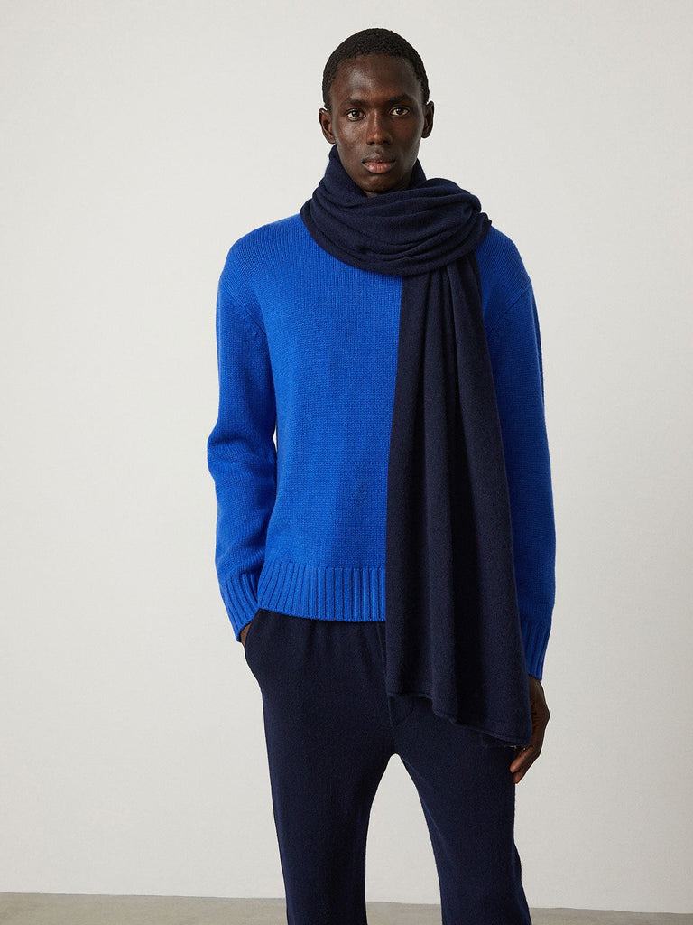 Montpellier Scarf Navy | Lisa Yang | Dark blue scarf in 100% cashmere