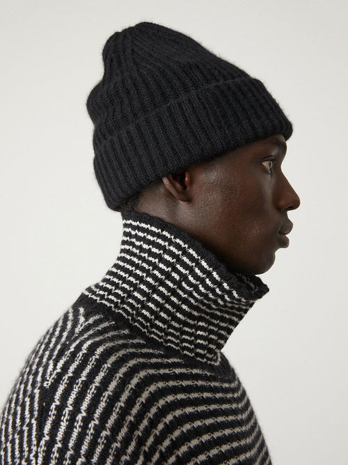 Martigny Hat Black | Lisa Yang | Black hat in 100% cashmere