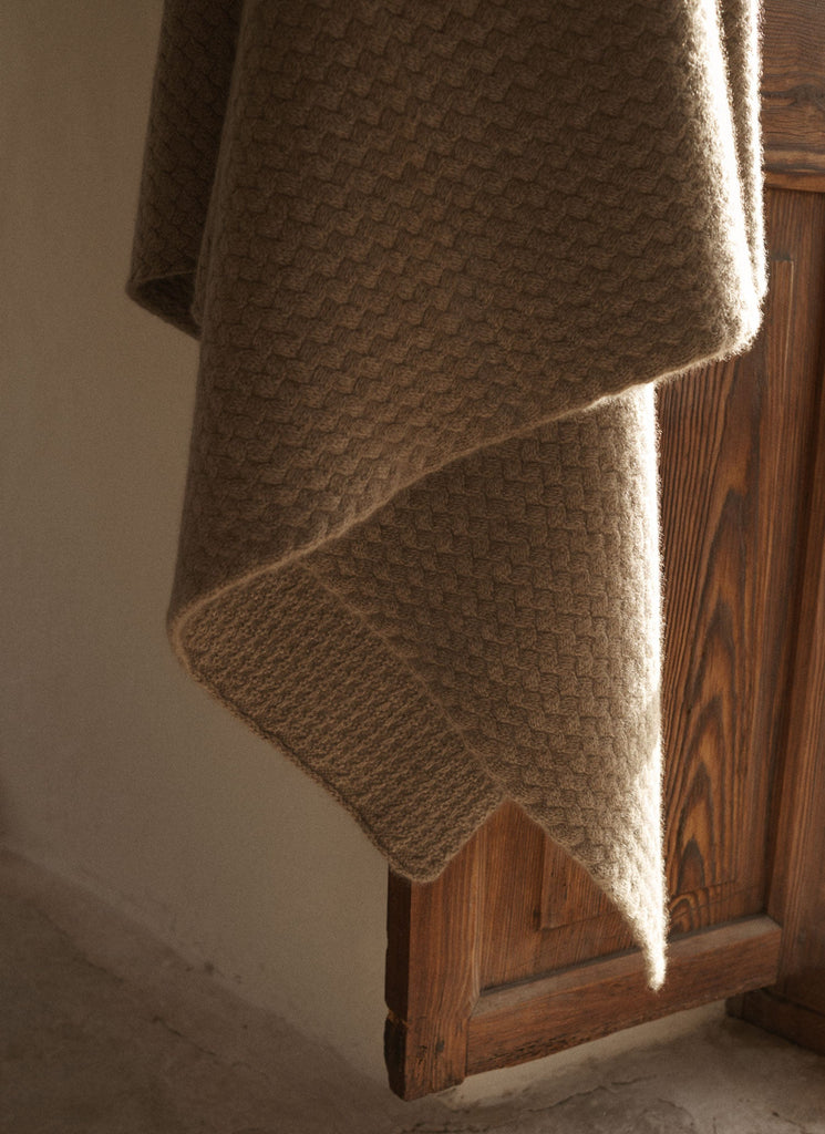 Shanghai Blanket Mole | Lisa Yang | Beige brown blanket in 100% cashmere