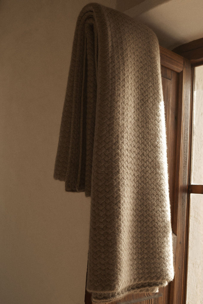 Shanghai Blanket Mole | Lisa Yang | Beige brown blanket in 100% cashmere