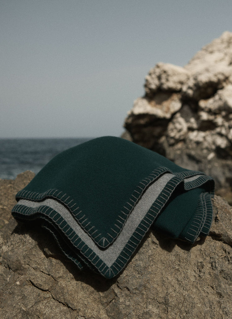 Stockholm Blanket Pine Grey | Lisa Yang | Dark green & grey blanket in 100% cashmere