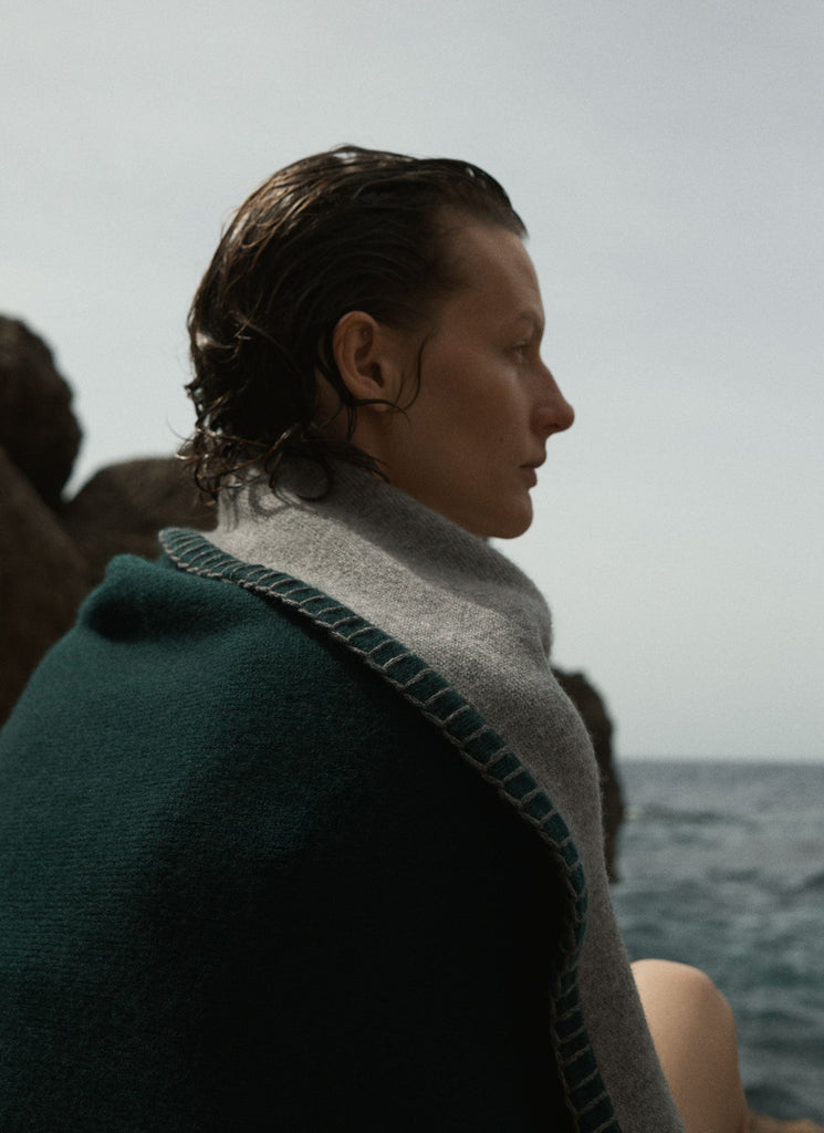 Stockholm Blanket Pine Grey | Lisa Yang | Dark green & grey blanket in 100% cashmere