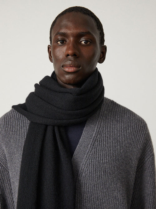Montpellier Scarf Black | Lisa Yang | Black scarf in 100% cashmere